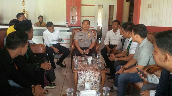 Keluhkan Kemanan dan Kenyamanan Kampus, HMI UTM Gelar Aksi Prihatin di Mapolres Bangkalan Keluhkan Kemanan dan Kenyamanan Kampus, HMI UTM Gelar Aksi Prihatin di Mapolres Bangkalan