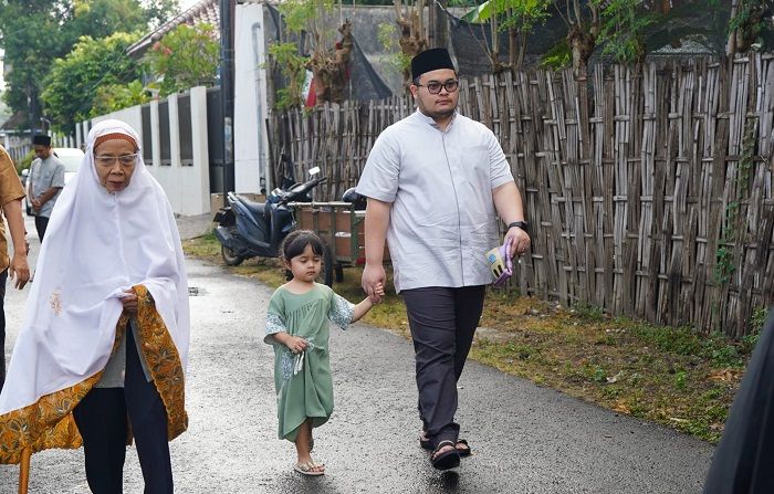 Idul Adha, Bupati Kediri Ajak Putri Cantiknya Lihat Sapi Kurban Idul Adha, Bupati Kediri Ajak Putri Cantiknya Lihat Sapi Kurban