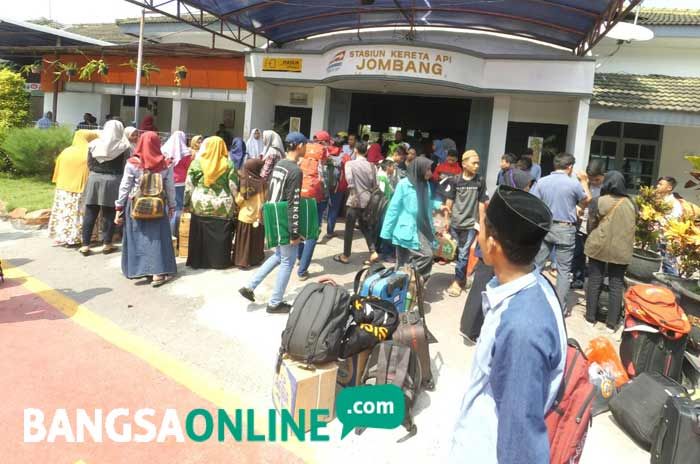 Ribuan Santri di Jombang Mudik Bareng Naik Kereta Api