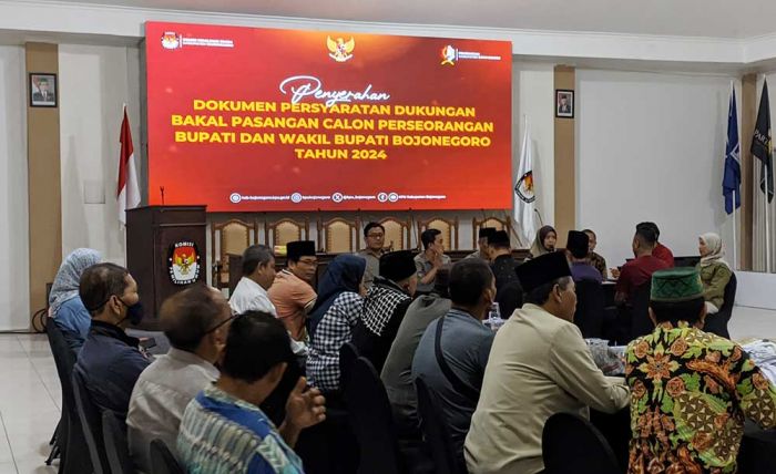 Berkas Pendaftaran Dikembalikan, Tim Pemenangan Nurul Azizah-Nafik Gugat KPU Bojonegoro Berkas Pendaftaran Dikembalikan, Tim Pemenangan Nurul Azizah-Nafik Gugat KPU Bojonegoro