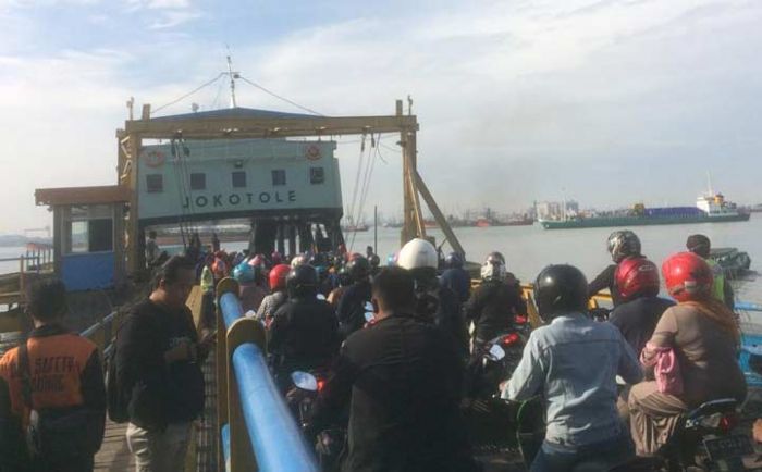 Jembatan Suramadu Ditutup, Pelabuhan Kamal Mengalami Antrean Panjang Jembatan Suramadu Ditutup, Pelabuhan Kamal Mengalami Antrean Panjang