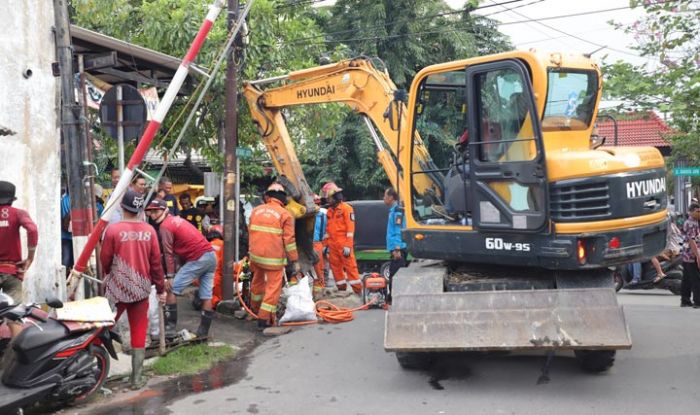 Kesulitan Keruk Selokan, Pemkot Surabaya Bongkar Bangunan Permanen di atas Saluran Kesulitan Keruk Selokan, Pemkot Surabaya Bongkar Bangunan Permanen di atas Saluran