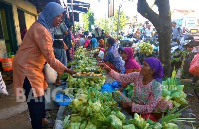 Penjual Ketupat Mulai Berjejer di Pasar-pasar Tradisional Pamekasan Penjual Ketupat Mulai Berjejer di Pasar-pasar Tradisional Pamekasan
