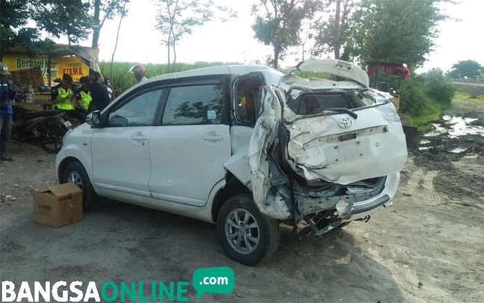 Avanza Tertabrak Kereta Api di Peterongan Jombang, Sopir Selamat dari Maut