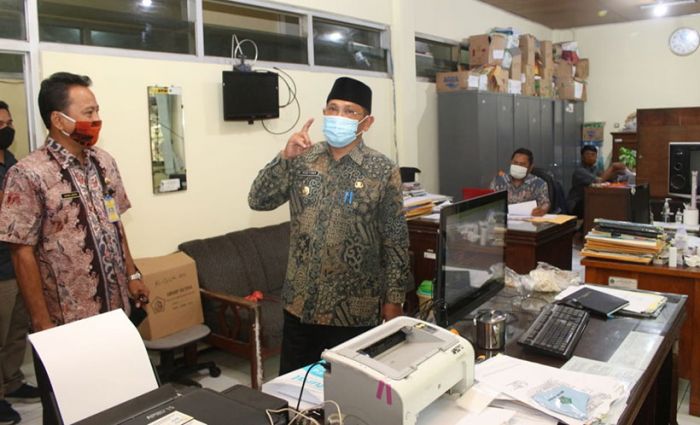 Sidak Jelang Libur Panjang, Pj Bupati Sidoarjo Ingatkan Pegawai Pemkab Matikan Listrik Kantor Sidak Jelang Libur Panjang, Pj Bupati Sidoarjo Ingatkan Pegawai Pemkab Matikan Listrik Kantor