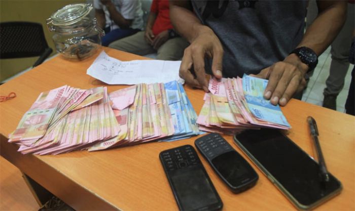 Dua Pelaku Judi Pilkades di Blitar Ditangkap Dua Pelaku Judi Pilkades di Blitar Ditangkap