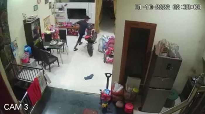 Santuy! Pencuri Motor di Perumahan Sidoarjo Terekam Kamera CCTV Santuy! Pencuri Motor di Perumahan Sidoarjo Terekam Kamera CCTV