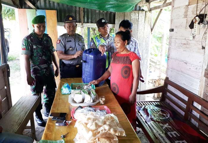 Razia Warung Jelang Tahun Baru, Petugas Gabungan di Tuban Sita Puluhan Liter Tuak Razia Warung Jelang Tahun Baru, Petugas Gabungan di Tuban Sita Puluhan Liter Tuak