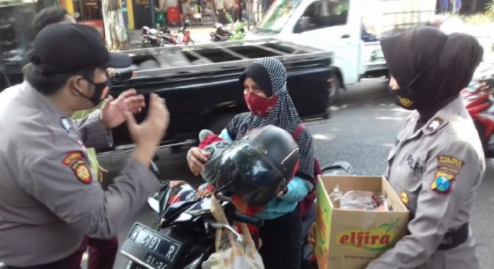 ​Cegah Covid-19, Polres Probolinggo Kota Gencar Bagi-bagi Masker Gratis