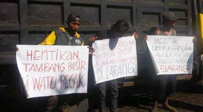 Masih Ada Tambang Liar di Lumajang, Warga Hadang Truk Angkut Pasir Besi Masih Ada Tambang Liar di Lumajang, Warga Hadang Truk Angkut Pasir Besi