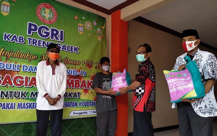 PGRI Trenggalek Salurkan Bantuan Sembako pada Warga Terdampak Covid-19