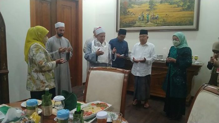 Ini Cara Gubernur Khofifah Muliakan Ulama, Antar Syaikh Al Azhar Pulang ke Mesir hingga Bus