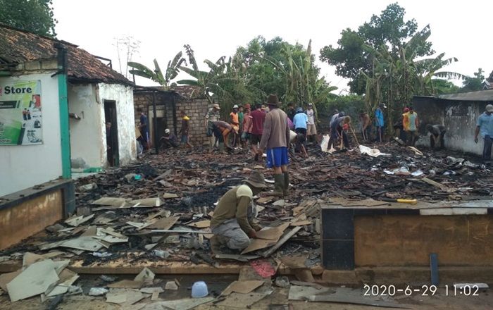 Goreng Kopi, Rumah dan Toko Nenek di Kerek Tuban Habis Terbakar Goreng Kopi, Rumah dan Toko Nenek di Kerek Tuban Habis Terbakar