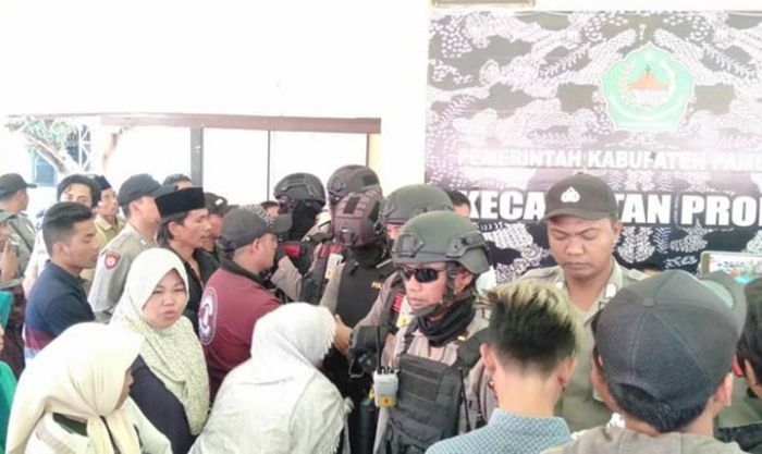 ​Kecewa Rahem Tak Lolos Administrasi, Ratusan Pendukung Luruk Kantor Kecamatan Proppo
