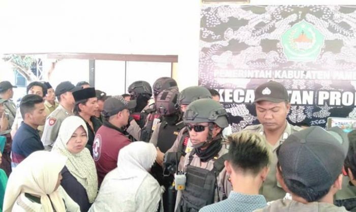 Kecewa Rahem Tak Lolos Administrasi, Ratusan Pendukung Luruk Kantor Kecamatan Proppo Kecewa Rahem Tak Lolos Administrasi, Ratusan Pendukung Luruk Kantor Kecamatan Proppo