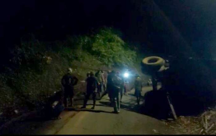 Jalur Gumitir Macet Sepanjang 4 Km Gara-Gara Truk Terguling Jalur Gumitir Macet Sepanjang 4 Km Gara-Gara Truk Terguling