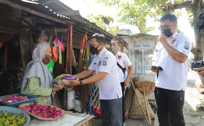 Polres Kediri Kembali Bagikan Sembako untuk Warga Terdampak Covid-19