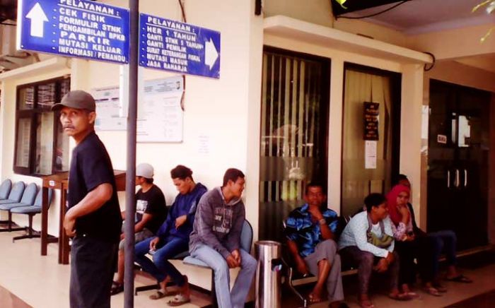 Kenaikan Biaya STNK dan BPKB Bikin Masyarakat Trenggalek Resah Kenaikan Biaya STNK dan BPKB Bikin Masyarakat Trenggalek Resah