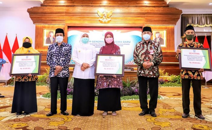 Realisasi Nawa Bhakti Satya, Gubernur Khofifah Salurkan Beasiswa Rp 11,3 M untuk 850 Guru Madin Realisasi Nawa Bhakti Satya, Gubernur Khofifah Salurkan Beasiswa Rp 11,3 M untuk 850 Guru Madin