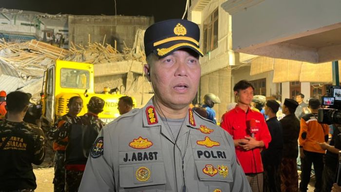 Polda Jatim Bantu Evakuasi Ambruknya Musala Ponpes di Sidoarjo