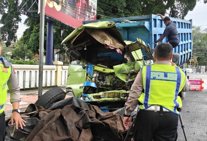 Polda Jatim Olah TKP Laka KA Dhoho Vs Truk Pasir di Blitar