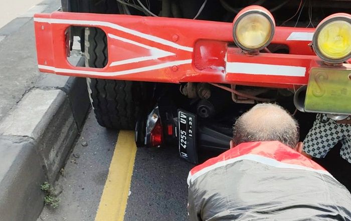 Tertabrak Dump Truck hingga Masuk Kolong, Pemotor di Sidoarjo Selamat Tertabrak Dump Truck hingga Masuk Kolong, Pemotor di Sidoarjo Selamat