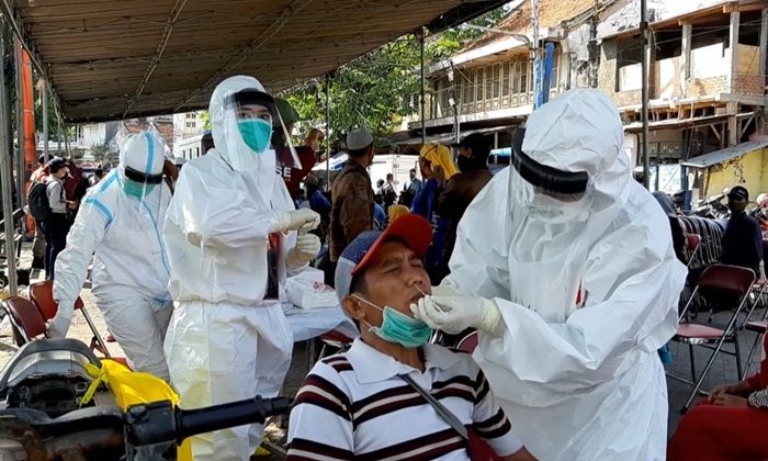 Pemkot Surabaya Gelar Rapid dan Swab Test Massal di Pasar Pabean, 5 Reaktif Pemkot Surabaya Gelar Rapid dan Swab Test Massal di Pasar Pabean, 5 Reaktif