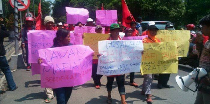 Buntut Sengketa Lahan, Petani Lereng Kelud Ancam Boikot Pilkada Buntut Sengketa Lahan, Petani Lereng Kelud Ancam Boikot Pilkada