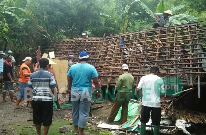 Rumah Nenek Tua di Jombang Roboh Diterjang Angin Puting Beliung 