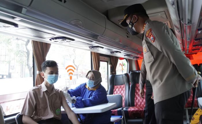 Kapolresta Sidoarjo Pantau Vaksinasi Pelajar di MTS Bilingual Muslimat NU Kapolresta Sidoarjo Pantau Vaksinasi Pelajar di MTS Bilingual Muslimat NU