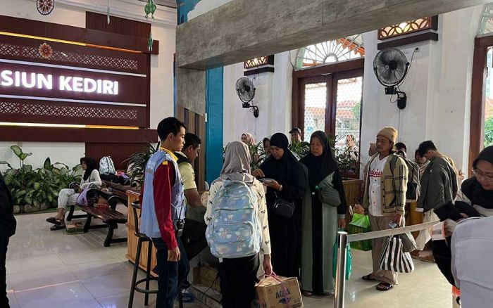 3.593 Penumpang KA Berangkatkan dari Stasiun Kediri Selama Libur Panjang Hari Raya Waisak 3.593 Penumpang KA Berangkatkan dari Stasiun Kediri Selama Libur Panjang Hari Raya Waisak