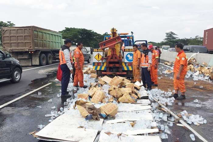 Ban Meletus, Truk Boks Muatan Air Mineral Tumpah Berserakan di Tol Sidoarjo Ban Meletus, Truk Boks Muatan Air Mineral Tumpah Berserakan di Tol Sidoarjo