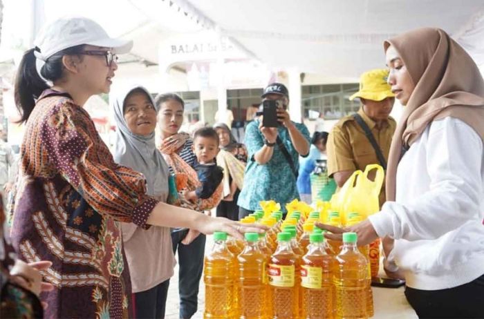 Jelang Lebaran, Ketua TP PKK Kabupaten Kediri Pimpin Pasar Murah dan Pembagian Suvenir Jelang Lebaran, Ketua TP PKK Kabupaten Kediri Pimpin Pasar Murah dan Pembagian Suvenir