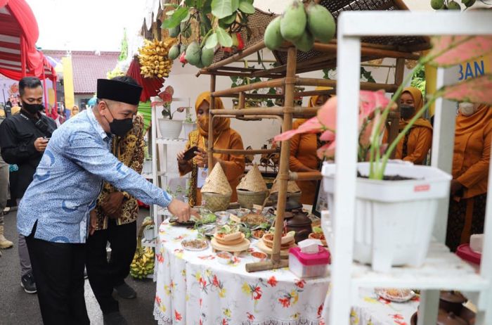 Hadiri Festival Masakan Khas Tuban, Wabup Riyadi: Pelaku Kuliner dan Wisata Harus Kreatif Hadiri Festival Masakan Khas Tuban, Wabup Riyadi: Pelaku Kuliner dan Wisata Harus Kreatif