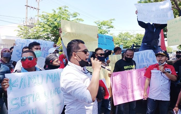 Dinilai Lelet Tangani Kasus Korupsi, Kantor Kejari Kraksaan Diluruk Puluhan Aktivis Anti Korupsi Dinilai Lelet Tangani Kasus Korupsi, Kantor Kejari Kraksaan Diluruk Puluhan Aktivis Anti Korupsi