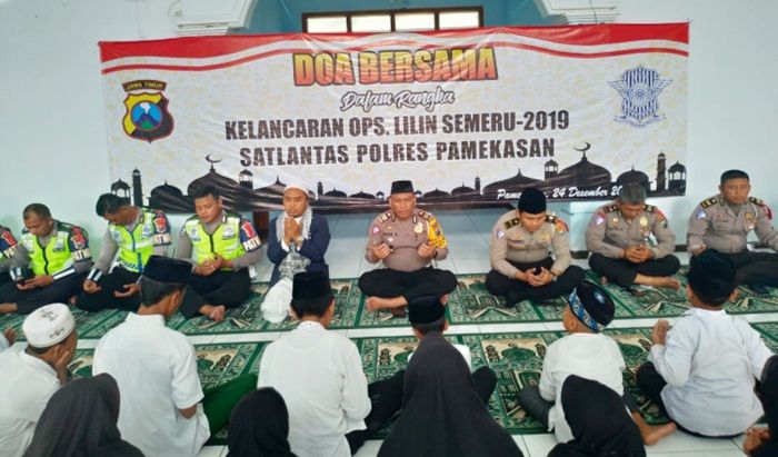 Jelang Nataru, Kasatlantas Polres Pamekasan Beri Santunan dan Gelar Doa Bersama Anak Yatim Jelang Nataru, Kasatlantas Polres Pamekasan Beri Santunan dan Gelar Doa Bersama Anak Yatim