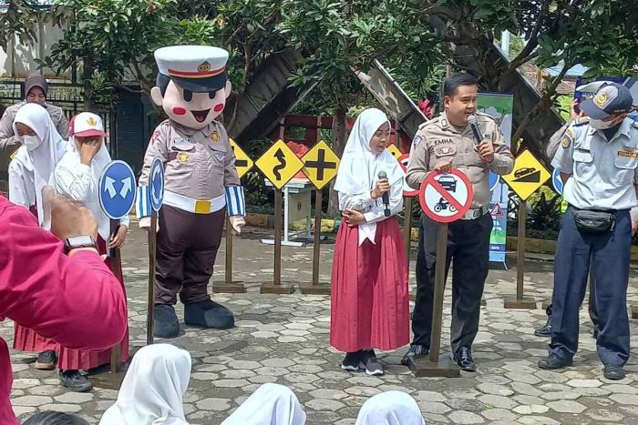 Si Bontas Polres Batu Motivasi Pelajar Tertib Berlalu Lintas