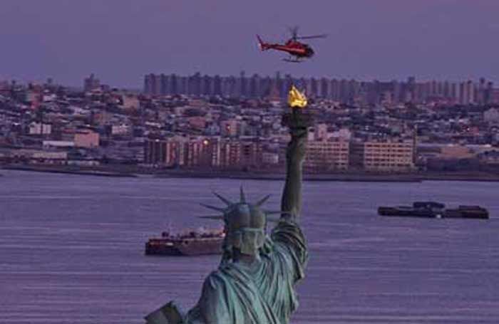 ​Mayday, Mayday... Helikopter Nyungsep di Sungai New York, 5 Orang Tewas