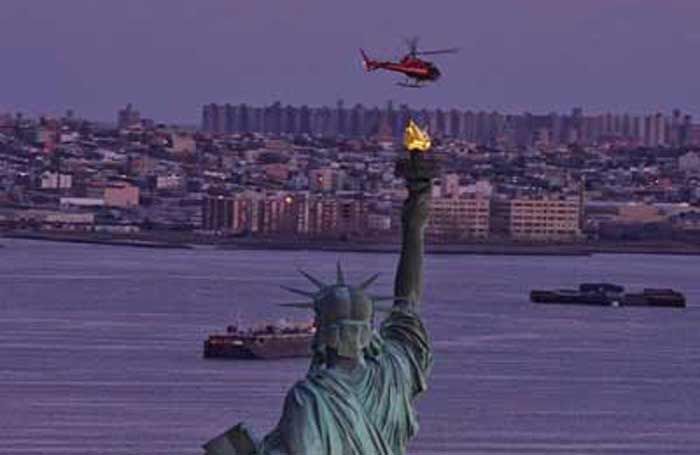 Mayday, Mayday... Helikopter Nyungsep di Sungai New York, 5 Orang Tewas Mayday, Mayday... Helikopter Nyungsep di Sungai New York, 5 Orang Tewas