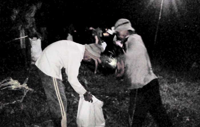 Khawatir Tanggul Jebol, Ratusan Warga Kanor Bojonegoro Malam ini Tinggikan Tanggul Kali Khawatir Tanggul Jebol, Ratusan Warga Kanor Bojonegoro Malam ini Tinggikan Tanggul Kali