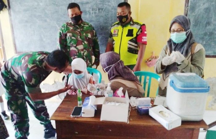 Babinsa Bancar dan Bidan Desa Bogorejo Tuban Blusukan ke Sekolah Sukseskan Vaksinasi Anak Babinsa Bancar dan Bidan Desa Bogorejo Tuban Blusukan ke Sekolah Sukseskan Vaksinasi Anak