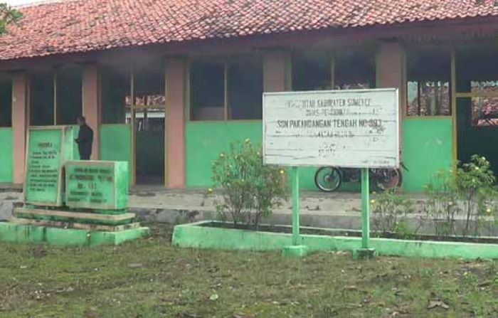 Kalah Saing, SDN Pakandangan Tengah Sumenep hanya Punya 5 Siswa Kalah Saing, SDN Pakandangan Tengah Sumenep hanya Punya 5 Siswa