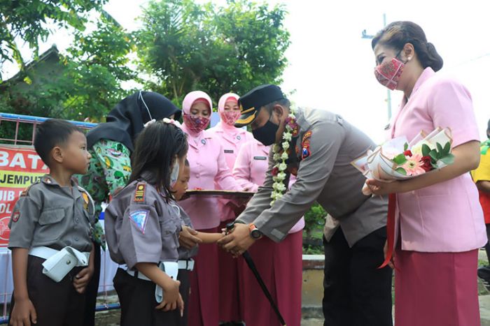 Kapolres Ngawi Bersama Ketua Bhayangkari Kunjungi di TK dan Bagikan Paket Sembako Kepada Warga Kapolres Ngawi Bersama Ketua Bhayangkari Kunjungi di TK dan Bagikan Paket Sembako Kepada Warga