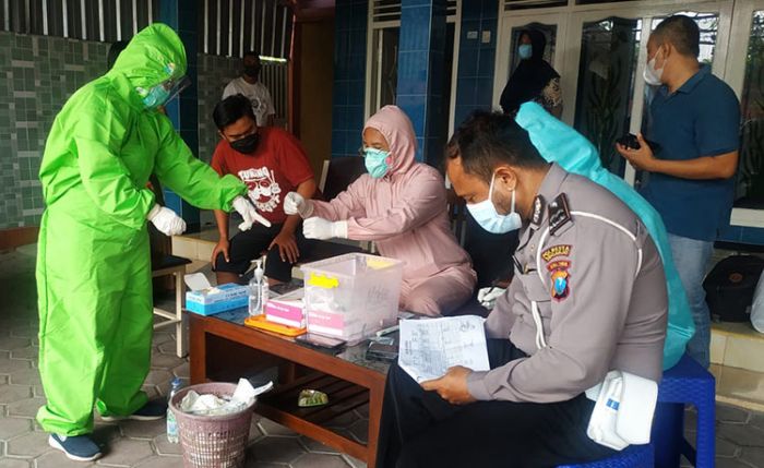 Cegah Sebaran Covid-19, Polresta Sidoarjo Tracing Warga Desa Becirongengor Cegah Sebaran Covid-19, Polresta Sidoarjo Tracing Warga Desa Becirongengor