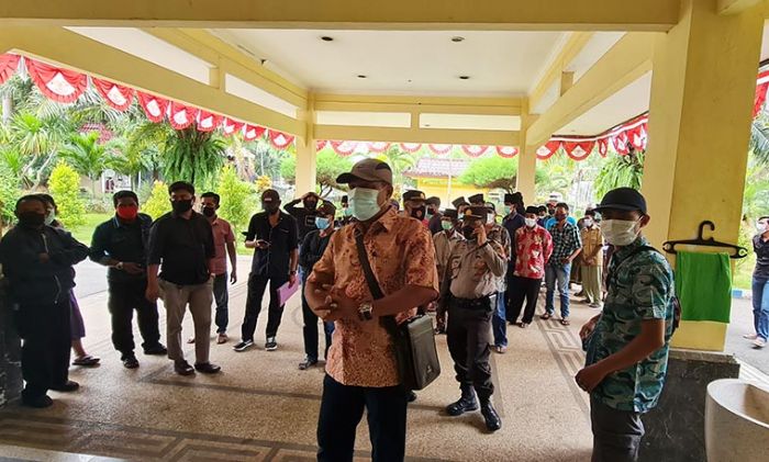 Puluhan Masyarakat Gili Anyar Protes ke DPRD, Diduga Ada Anggota BPD Mencalonkan Kepala Desa Puluhan Masyarakat Gili Anyar Protes ke DPRD, Diduga Ada Anggota BPD Mencalonkan Kepala Desa