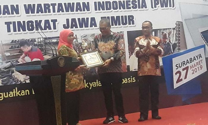 Terima PWI Jatim Award 2019, Khofifah dan Iqbal Saling Puji