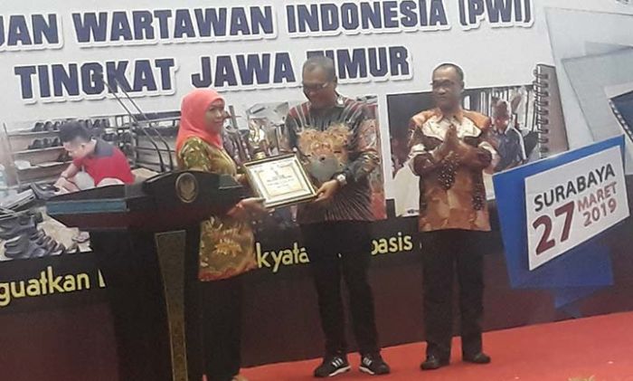 Terima PWI Jatim Award 2019, Khofifah dan Iqbal Saling Puji Terima PWI Jatim Award 2019, Khofifah dan Iqbal Saling Puji