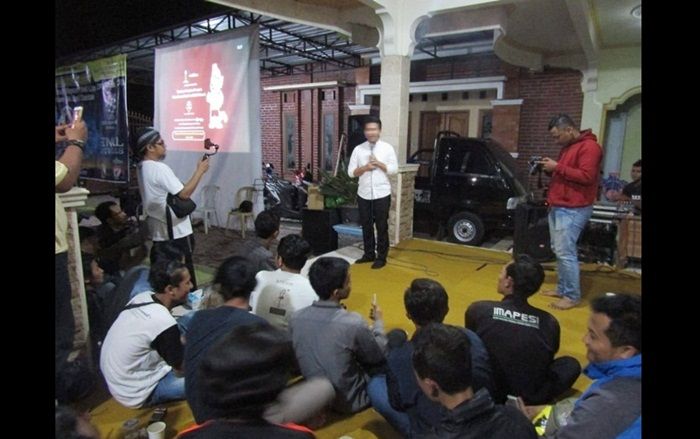 Nobar Final Liga Champions, Emil Dardak Dapat Kejutan dari Penonton Bola Nobar Final Liga Champions, Emil Dardak Dapat Kejutan dari Penonton Bola