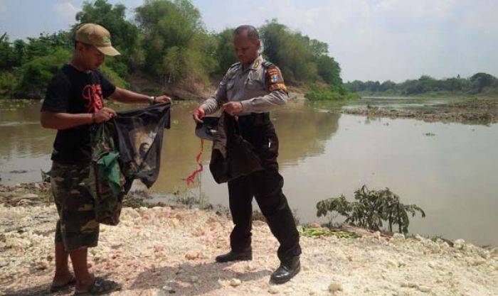 Sepeda Ontel di Pinggir Sungai Bengawan Solo Bojonegoro Ditinggal Pemiliknya