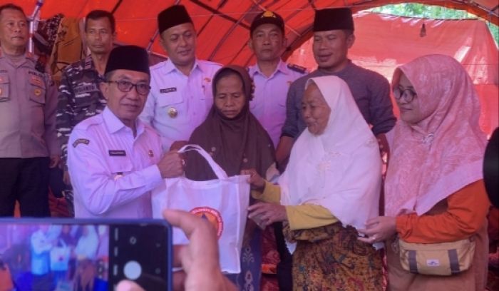Salurkan Bantuan untuk Korban Longsor di Pasean, Bupati Pamekasan Sebut Masih Cari Lahan Relokasi